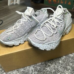 NIKE LOW TOP SPACE HIPPIE